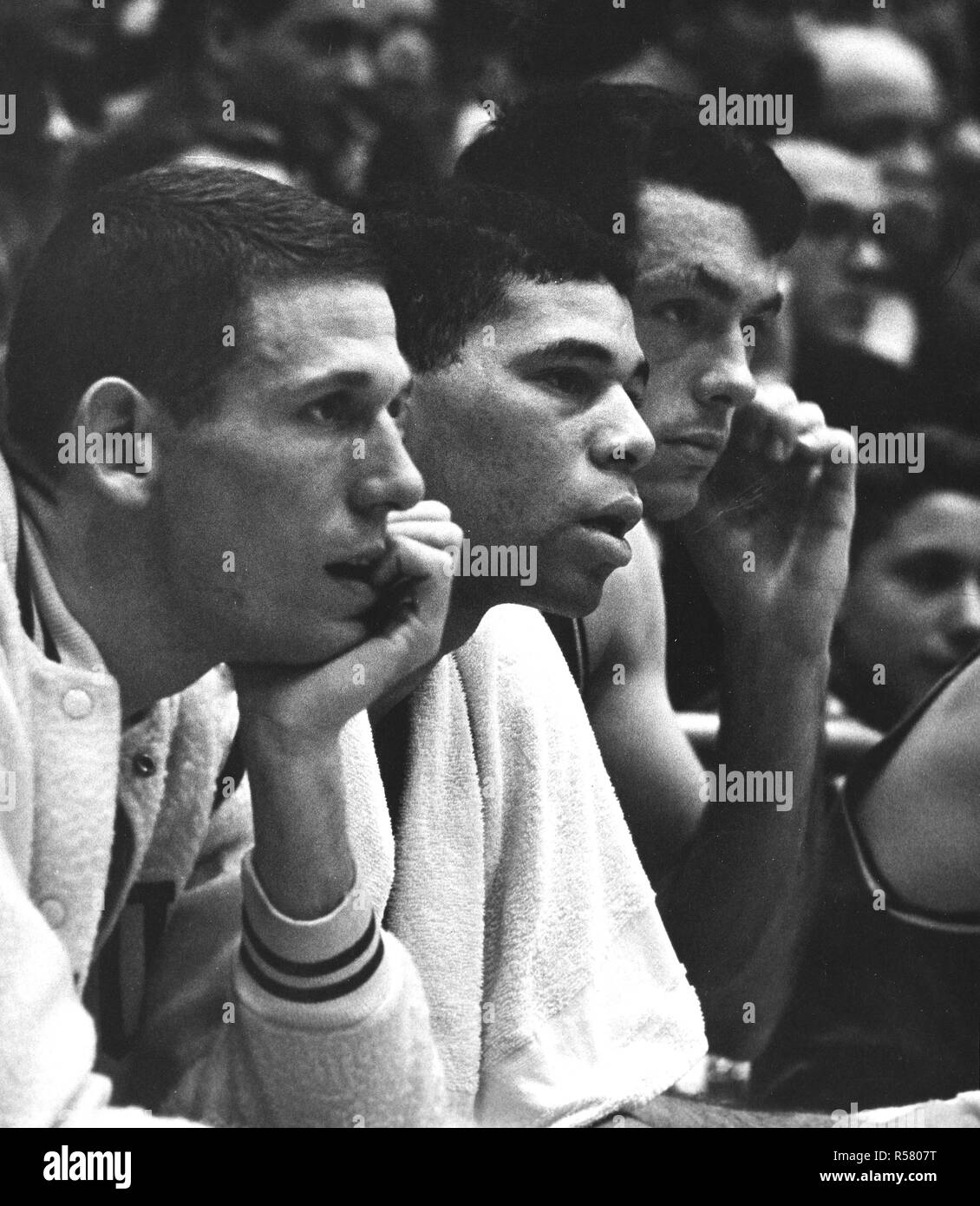 Foto von Jeff Mullins, Willie Jones und Bill Bradley an den 1964 US Olympic Basketball Team Elimination Turnier Stockfoto