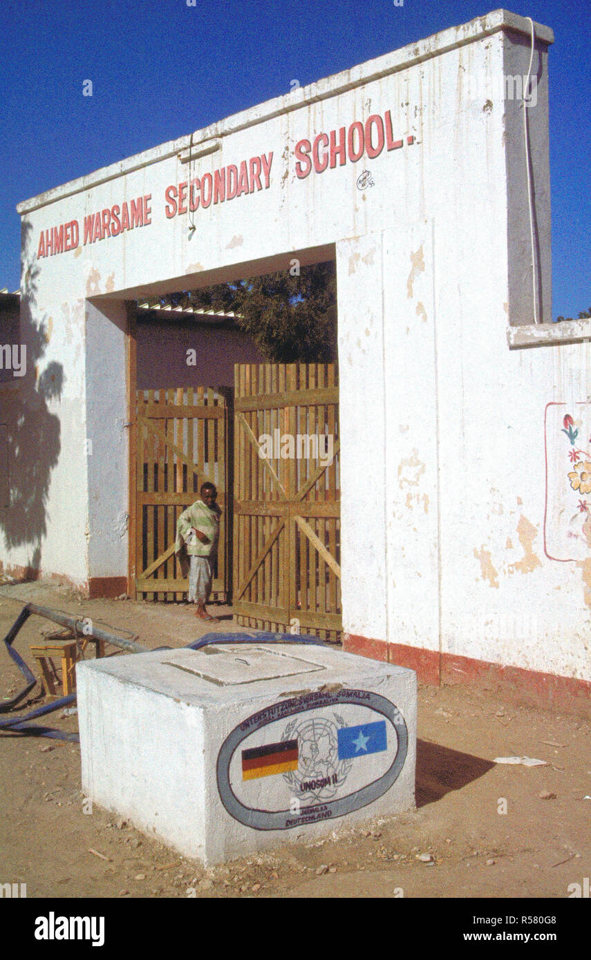 1993 - Eingang zu einem somalischen Schule in Belet Weyne. Das deutsche Kontingent, in Somalia unterstützen den Betrieb fort hoffe, geholfen, die Schule durch Spenden liefert und Personal wiederherstellen. Stockfoto