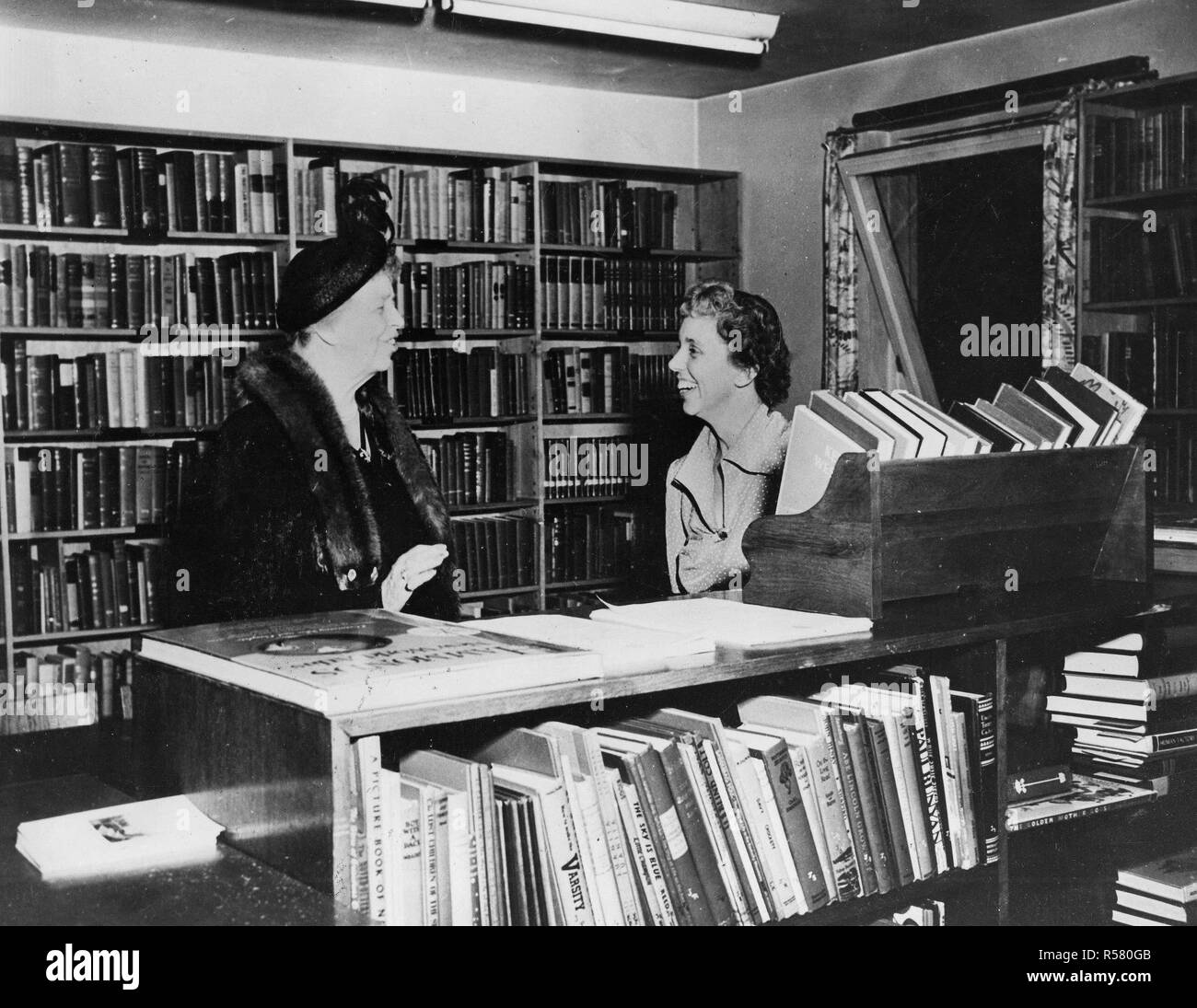 Frau Franklin D. Roosevelt chatten mit Miss Dorothy Spofford, Bibliothekar an der US-amerikanischen Information Center in Stockholm, Schweden. Stockfoto