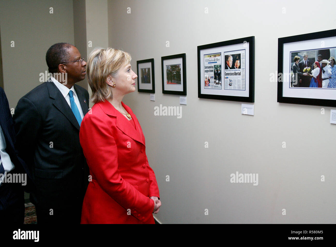 Us-Außenministerin Hillary Rodham Clinton stellt einige historische Bilder, die mit der US-Botschaft San Salvador Foto Ausstellung mit dem Titel "Die Vereinigten Staaten und El Salvador, eine dauerhafte Beziehung" in San Salvador Stockfoto