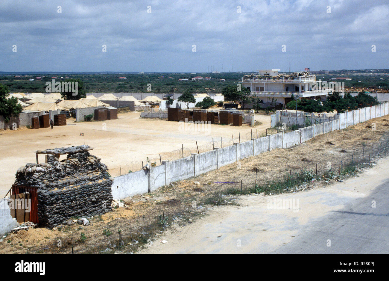Mogadischu, SOMALIA... 30 Okt 1993 ... Setzen Sie den Betrieb fort. Ein Blick auf die Jäger, Haus für die 561St Signal Battalion, 40th Transportation Company, 196th Quartermaster Unternehmen. Sandsäcke wurden platziert auf einem conex ein Bruch in der Wand zu verstärken. Stockfoto