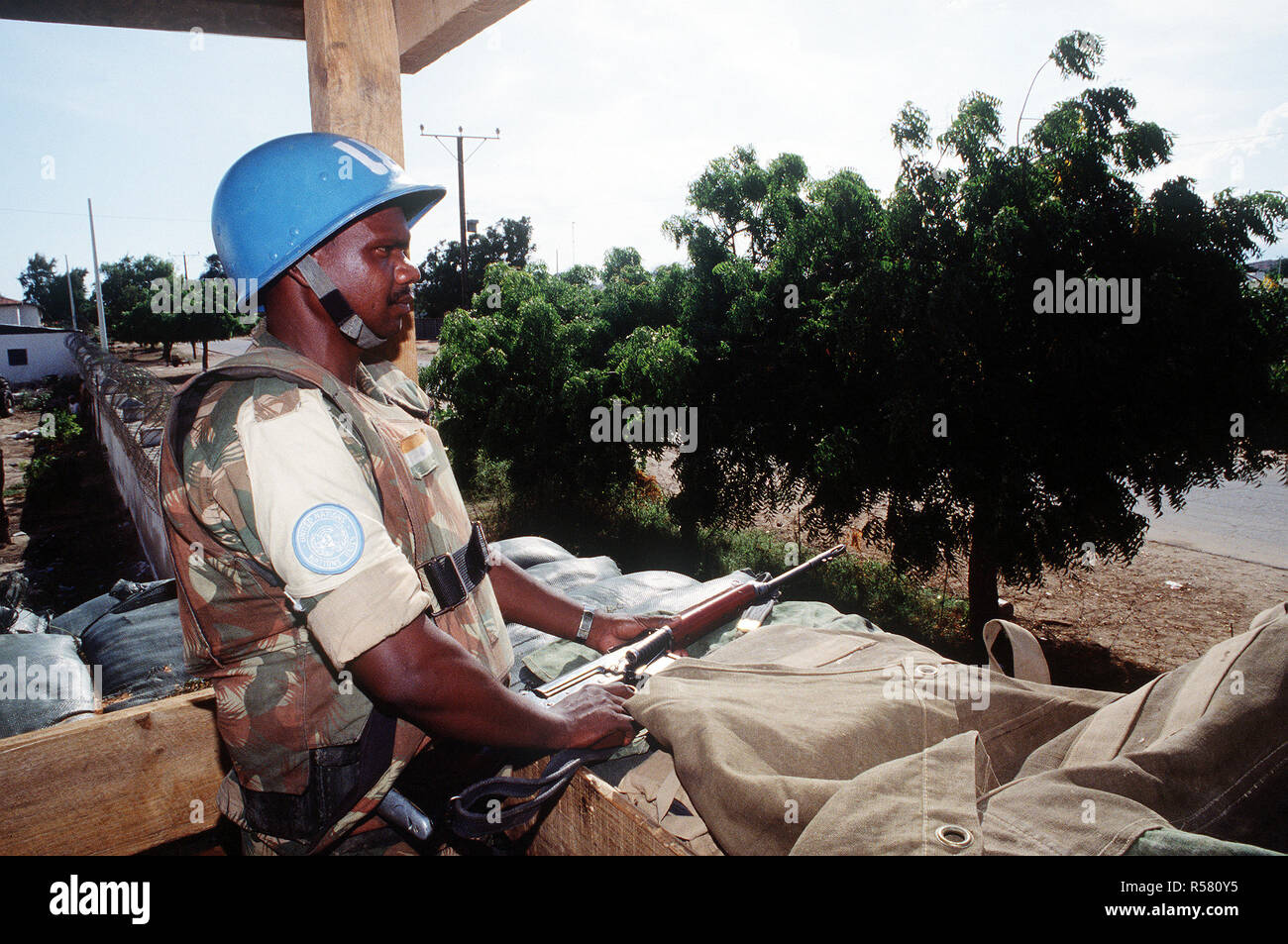 Ein indischer Soldat bewacht das Essen Lager in Kismayo. Die Inder sind Teil der Vereinten Nationen in Somalia zur Unterstützung der Operation weiterhin Hoffnung. Die Inder Fassung der belgischen Kontingent in der Mitte Dezember 1993. Stockfoto