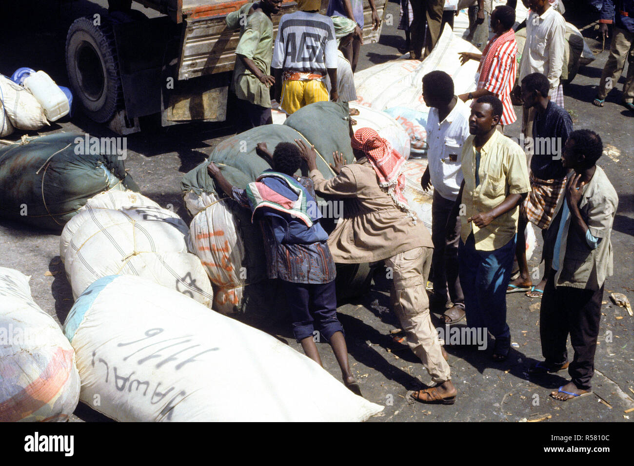 1993 - Somalis Off-load Reis und andere Hilfsgüter aus einer saudi-arabischen Frachter im Seaport. Die Saudis, die Hilfsgüter in die somalis unter der Schirmherrschaft der UNOSOM II. Stockfoto