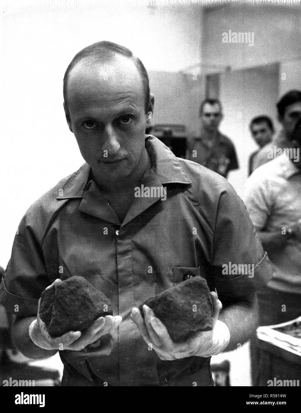 (29 November 1969) - - - Astronaut Charles Conrad jr., der Kommandant der Apollo 12 Mondlandung Mission, hält zwei mondgestein, die zu den Proben wurden wieder vom Mond von der Apollo 12 Astronauten gebracht. Stockfoto