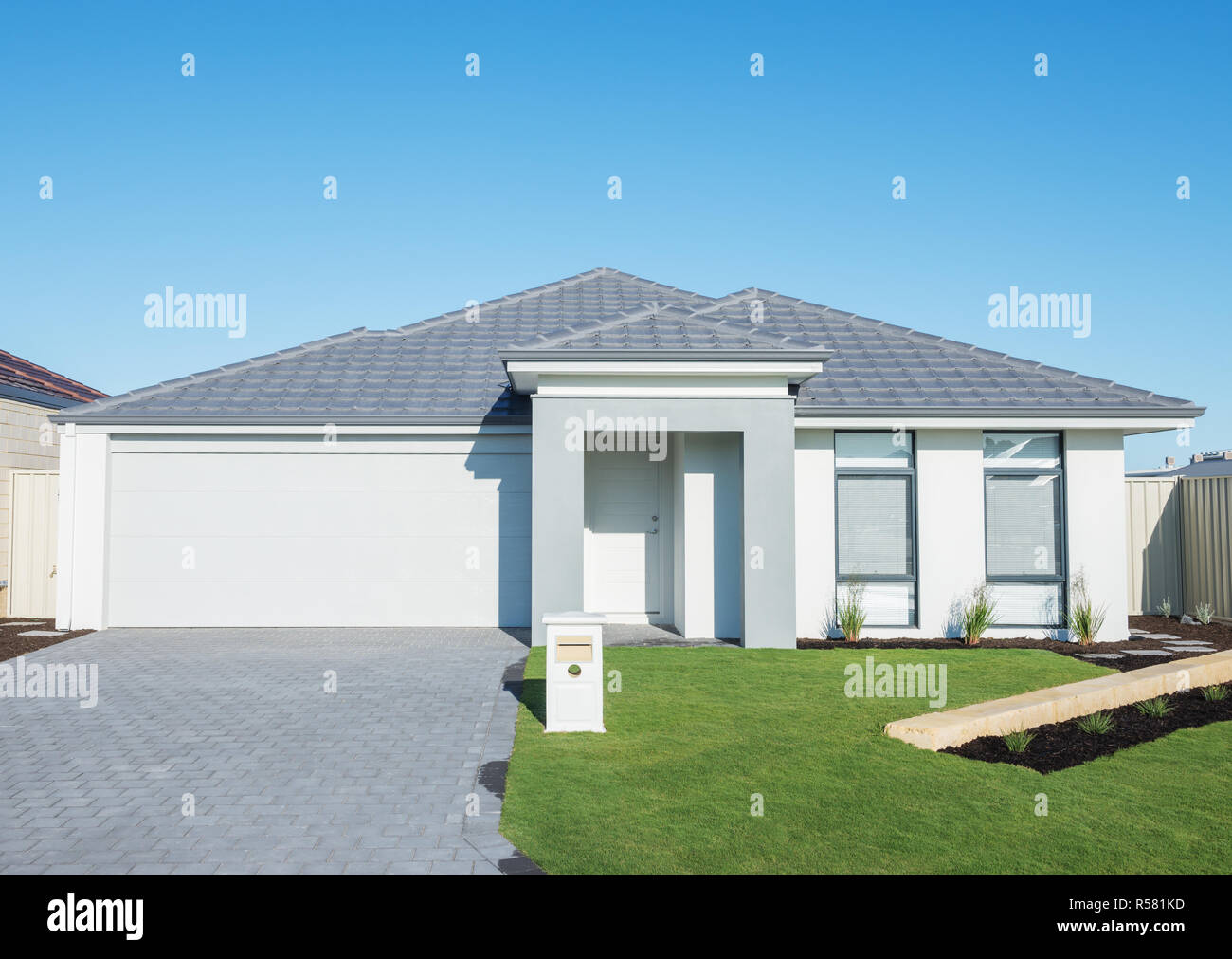Typische Fassade eines modernen Suburban House gegen den blauen Himmel Stockfoto