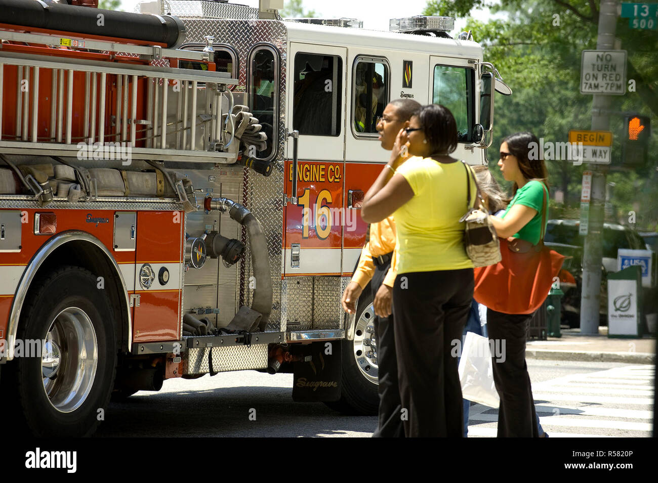 In diesem Juli 2008 Foto, Zuschauer zusehen, wie ein Feuerwehrauto zu einem Verkehrsunfall reagiert Stockfoto