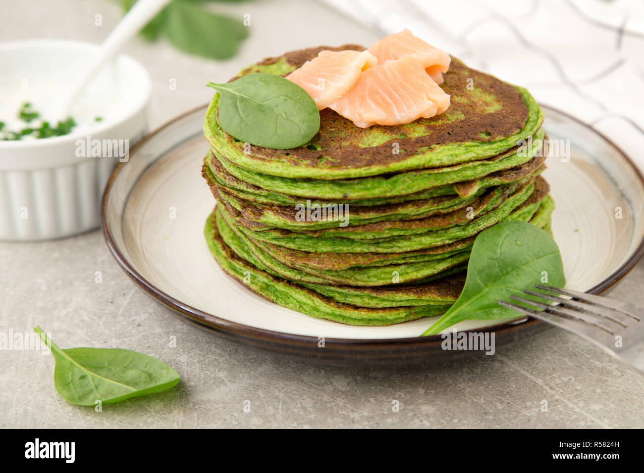 Spinat ricotta Pfannkuchen mit gesalzenen Lachs Stockfoto