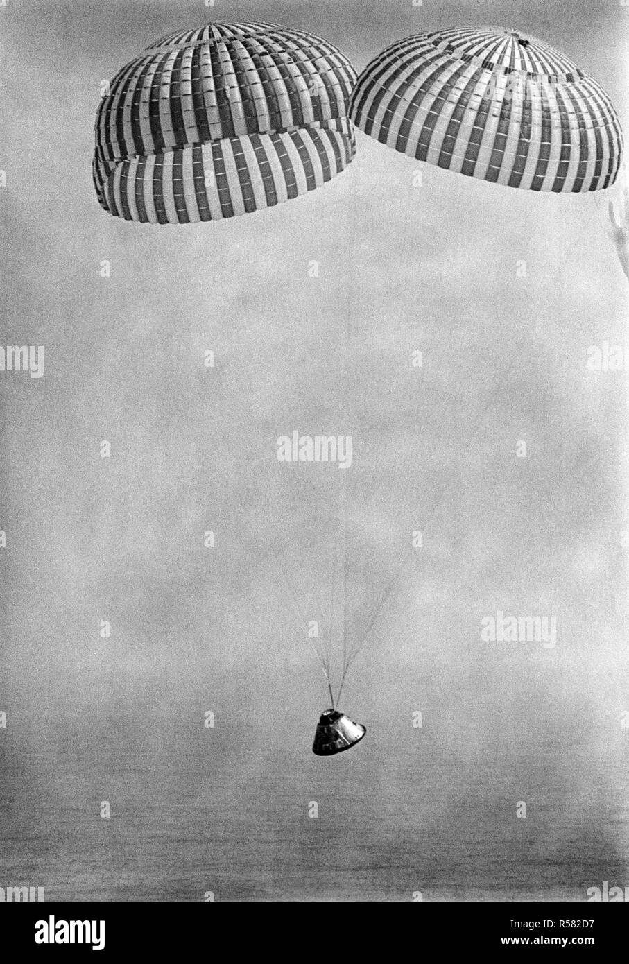 (13 März 1969) - - - Der Apollo 9 Raumfahrzeuge, mit Astronauten James A. McDivitt, David R. Scott, und Russell L. Schweickart an Bord, Ansätze Touchdown in den Atlantik. Splashdown traten bei 12:00:53 Uhr (EST), März 13, 1969, nur 4,5 Seemeilen von der Prime recovery Schiff, die USS Guadalcanal. Stockfoto