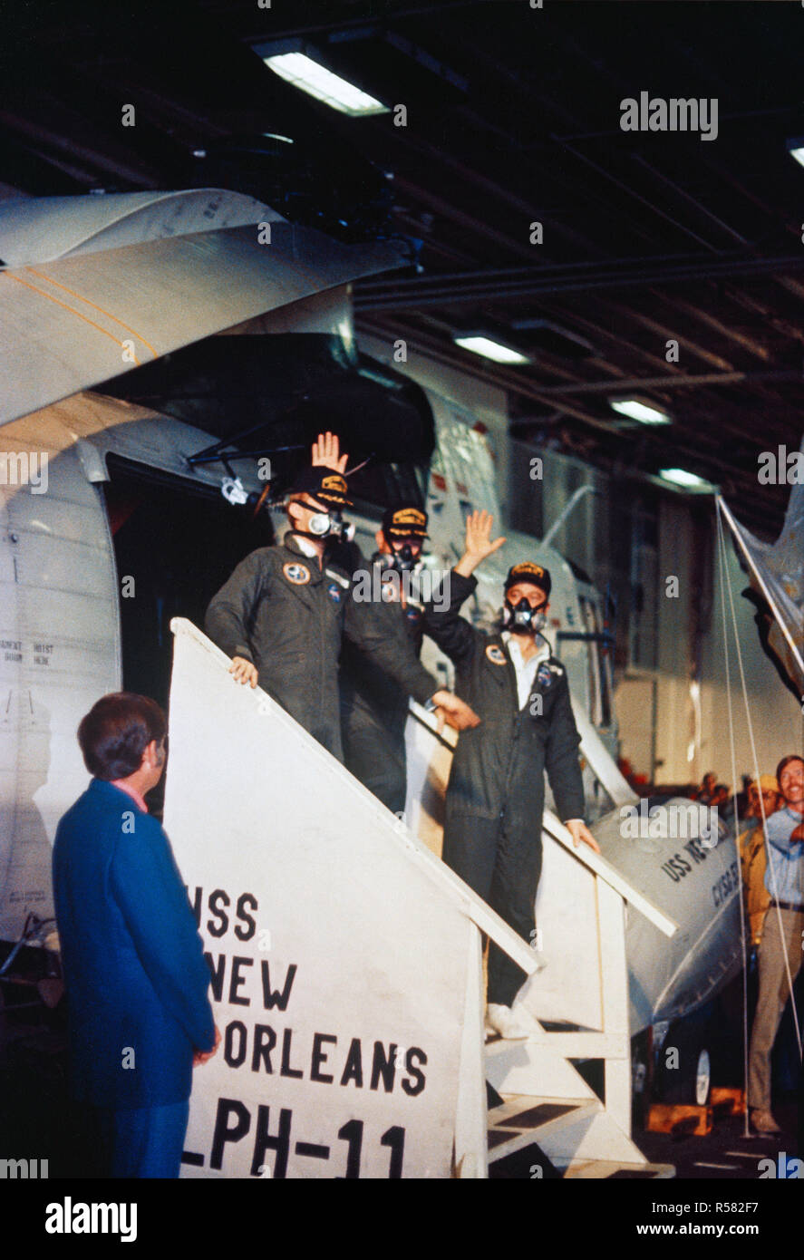 (9 Februar 1971) - - - der Apollo 14 Crew Mitglieder Schritt an Bord der USS New Orleans, nach dem Verlassen einer U.S. Navy Hubschrauber, abgerufen, die drei von ihren splashdown Ort nicht weit entfernt. Von Links nach Rechts, sind die Astronauten Stuart A. Roosa, command Modul Pilot; Edgar D. Mitchell, Lunar Module Pilot; und Alan B. Shepard, Jr., Commander. Stockfoto