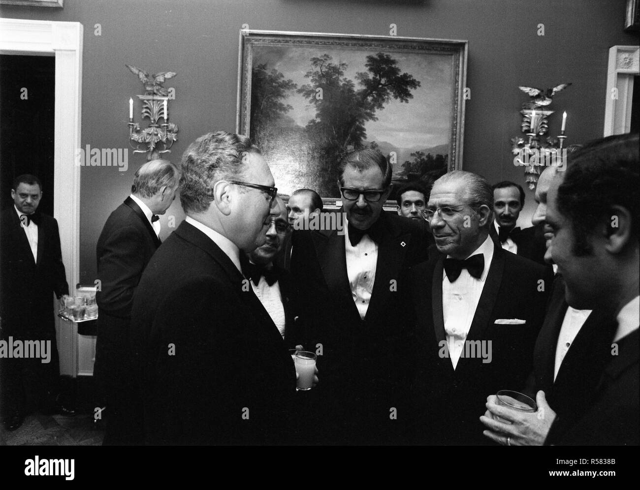 5/1/1975 - Foto von Henry Kissinger, Hedi Nouira und andere Gäste sprechen bei einem Empfang im Roten Saal vor dem Hirsch Abendessen ehrt Ministerpräsident Nouira von Tunesien Stockfoto