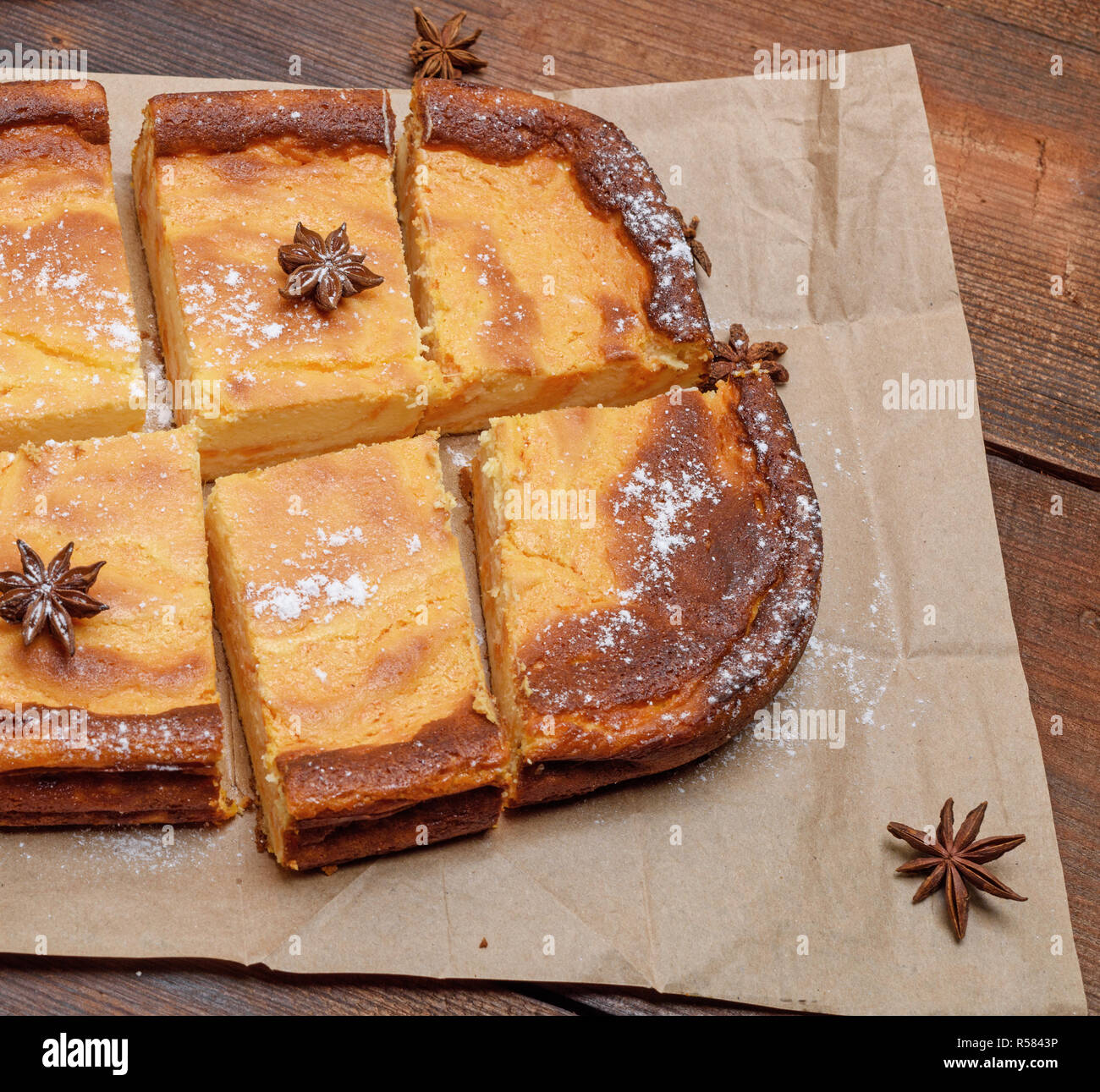 Pumpkin cheesecake in Stücke geschnitten, Ansicht von oben Stockfoto