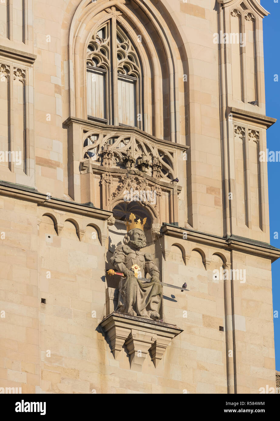 Einen teilweisen Blick auf einen der beiden Türme des Grossmünster Cathedral in der Stadt Zürich, Schweiz. Stockfoto