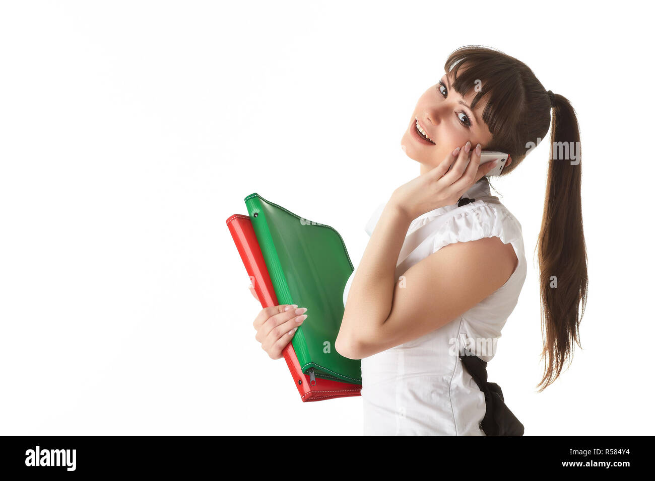 Junge Frau mit Ordnern und Mobiltelefon Stockfoto