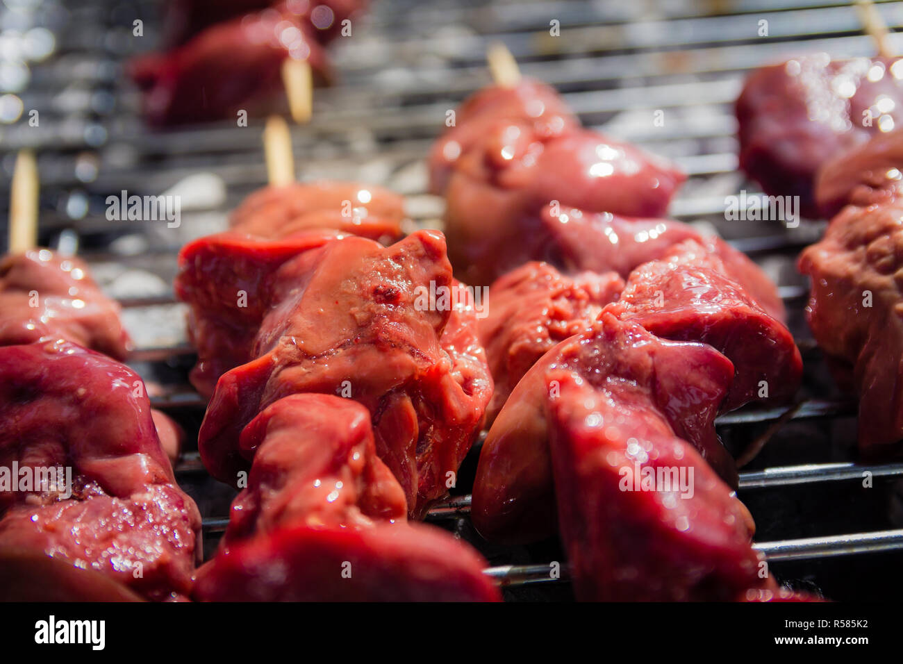 Verschiedene Arten von Fleisch auf dem Grill zubereitet Stockfoto