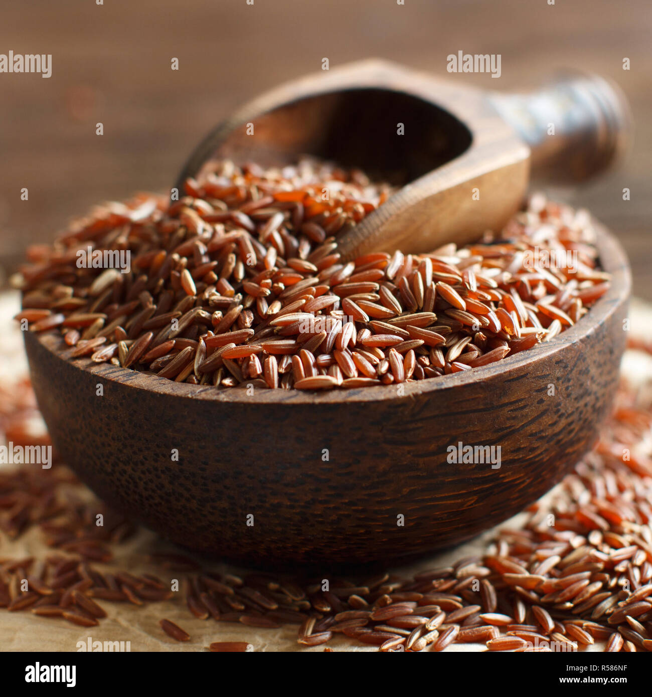 Roher Roter Reis in eine Schüssel geben und mit einem Holzlöffel