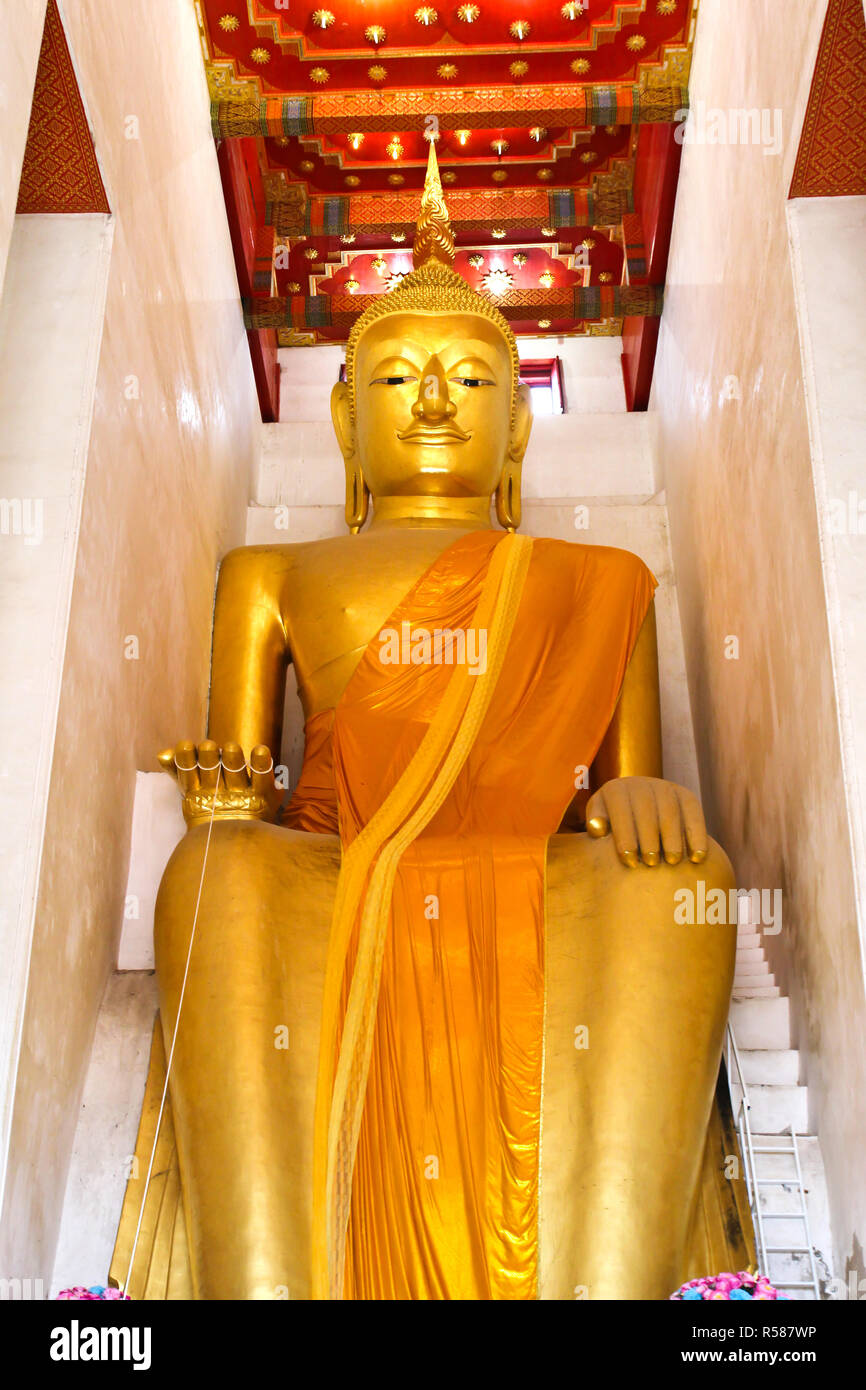 Große goldene Buddha-Statue in öffentlichen Wat Palelaiworaviharn Tempel in Suphanburi, Thailand. Stockfoto