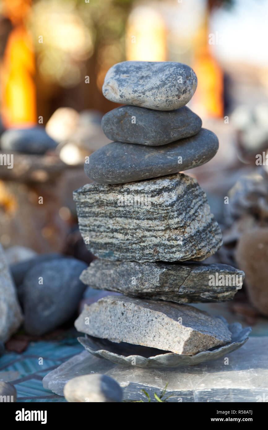 Gestapelte Steine auf Integratron in Landers, CA Stockfoto