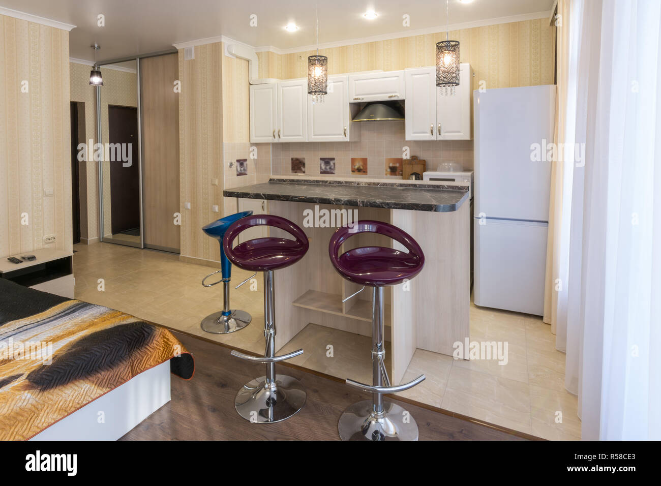 Innenraum-Studio-Apartments, Blick auf die Küche und die bar Stockfoto