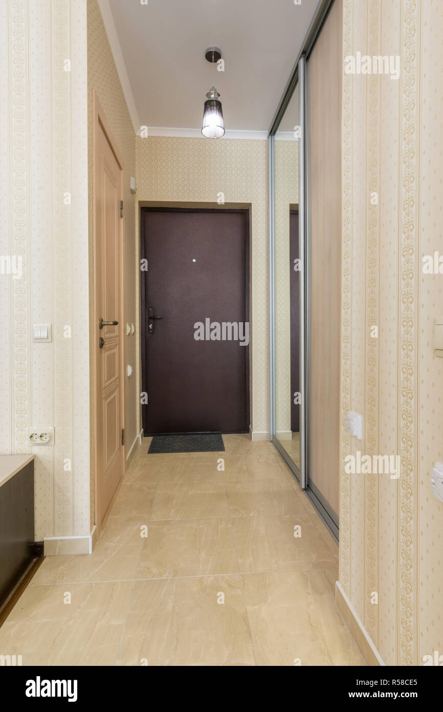 Das Innere der Wohnung, Blick auf Passanten Stockfoto