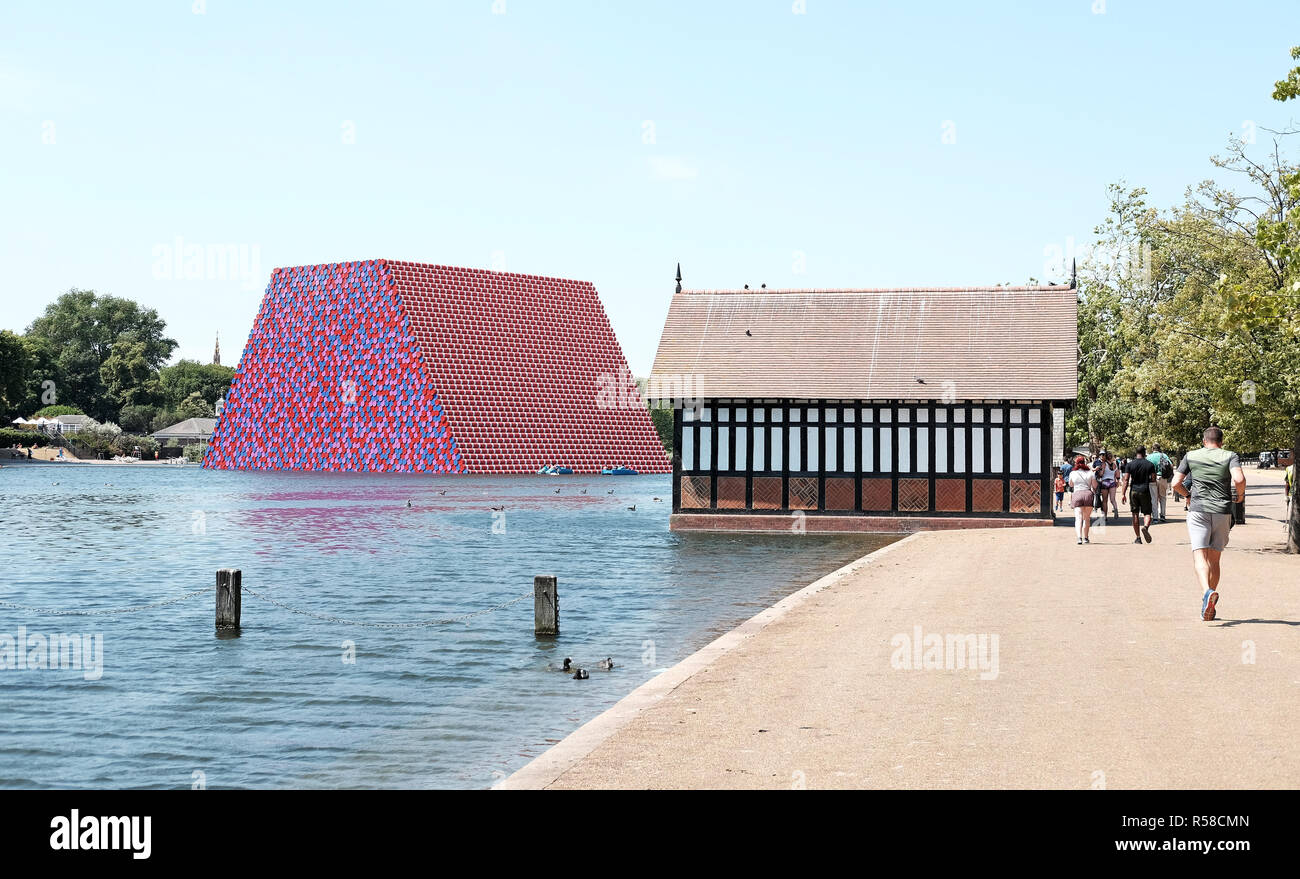 LONDON - Juli 3, 2018: Das schwimmende Öl fass Anzeige auf dem Serpentine, Hyde Park, London. Die Londoner Mastaba von bulgarischen Künstlers Christo. Stockfoto