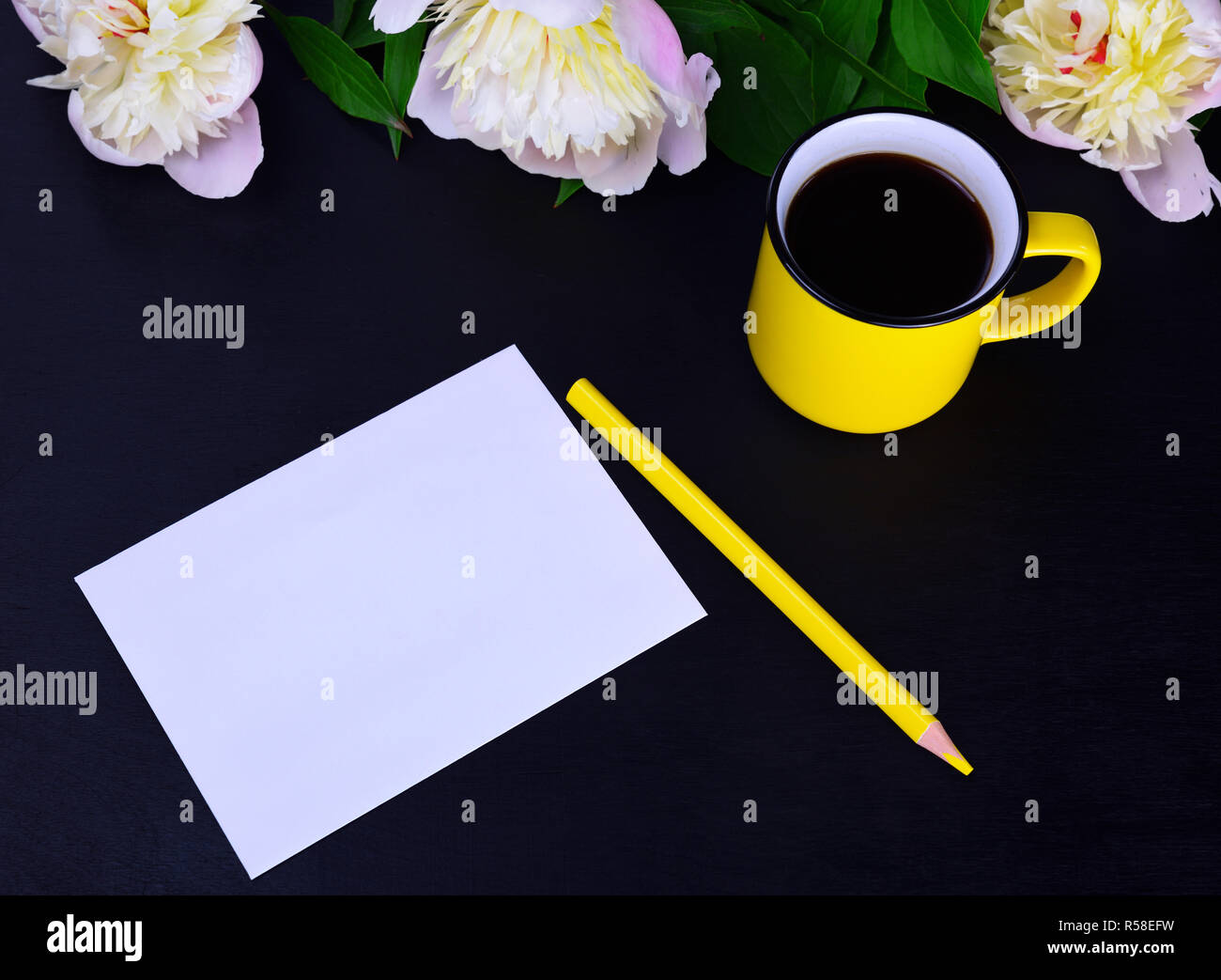 Leeres weißes Blatt Papier und gelben Bleistift Stockfoto