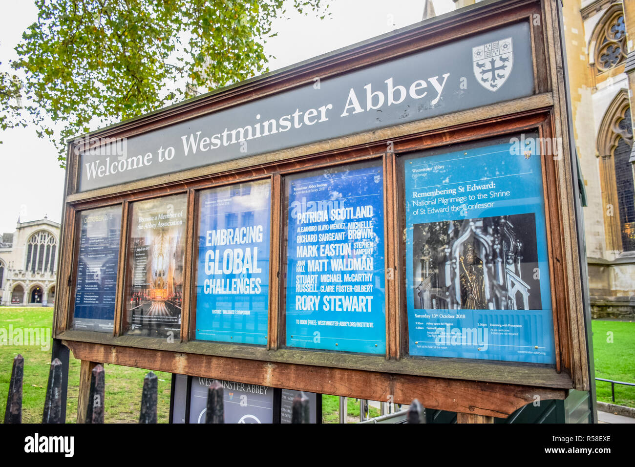 Zur Westminster Abbey signage board Willkommen die Einrichtung in der Nähe des Eingangs von Westminster Abbey in Westminster, London, England, Großbritannien Stockfoto