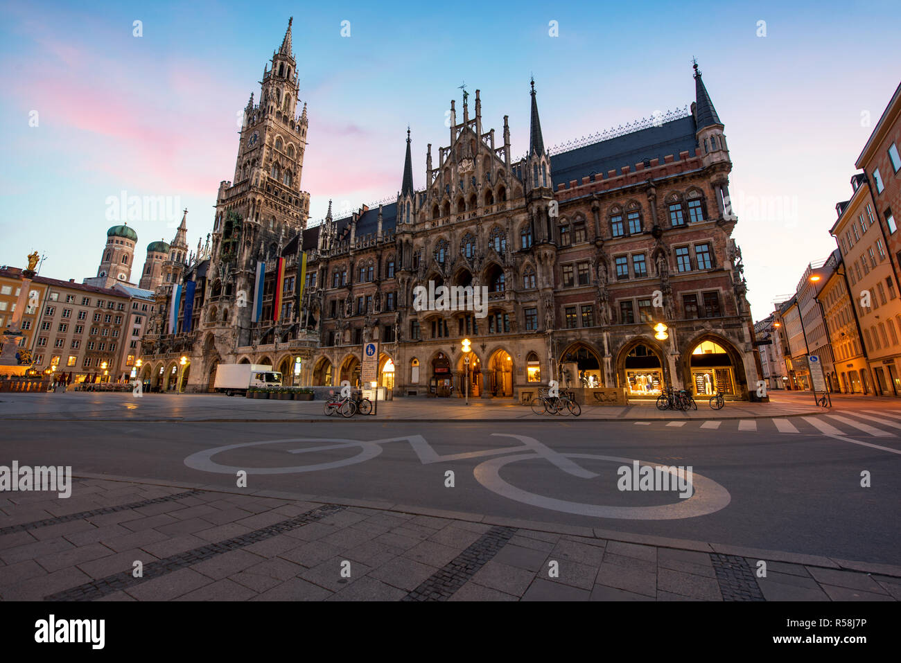 Nacht Panorama des Marienplatzes und der Münchner Rathaus in München. Stockfoto