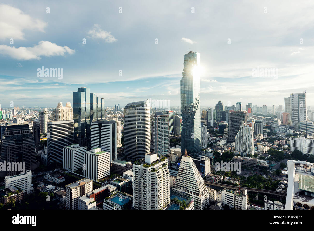 Modernes Gebäude im Geschäftsviertel von Bangkok in Bangkok Stadt mit Skyline am Abend, Thailand. Stockfoto