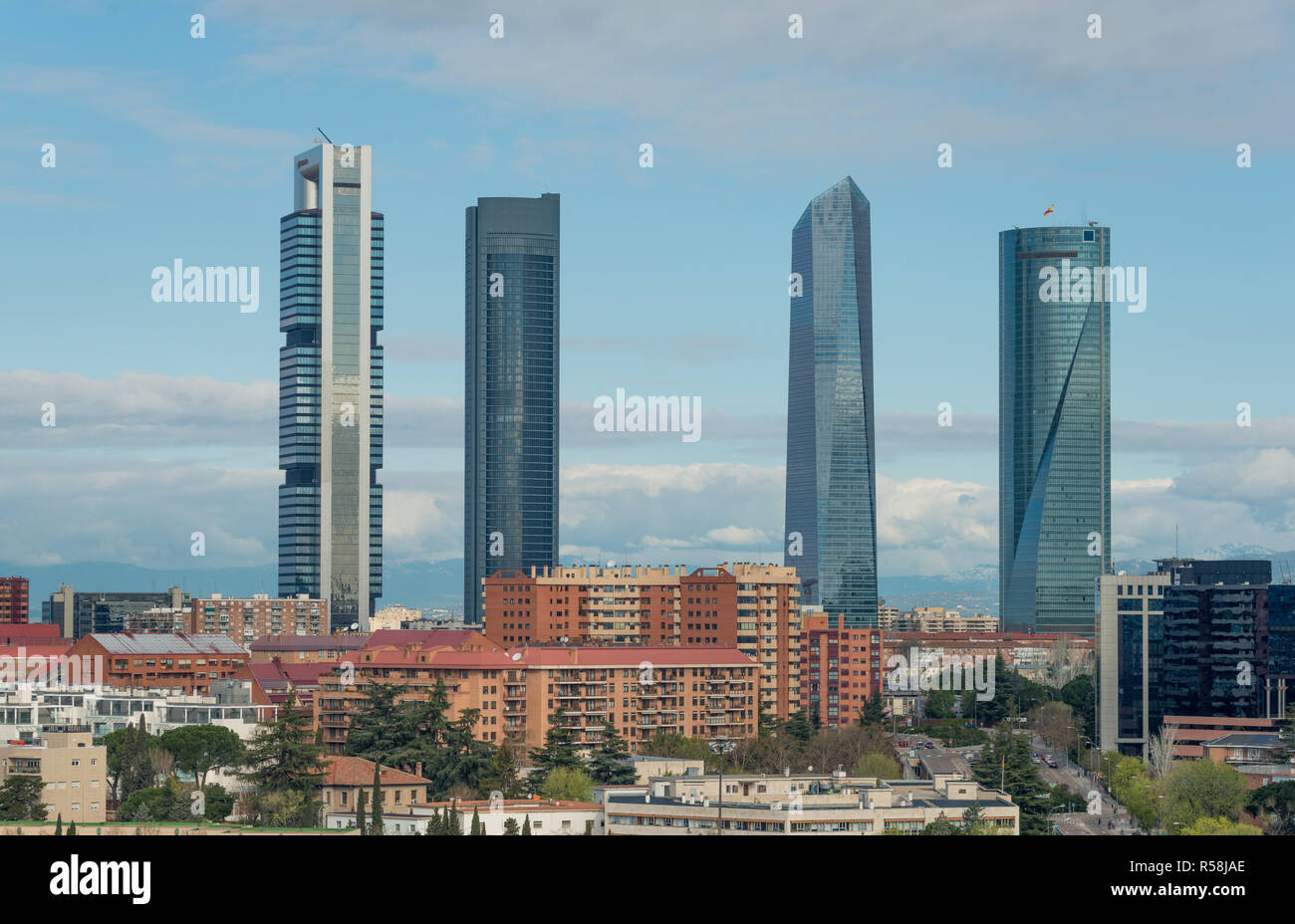 Madrid stadtbild am Tag. Landschaft von Madrid Firmengebäude an vier Tower. Modernes hohes Gebäude im Geschäftsviertel Bereich in Spanien. Stockfoto