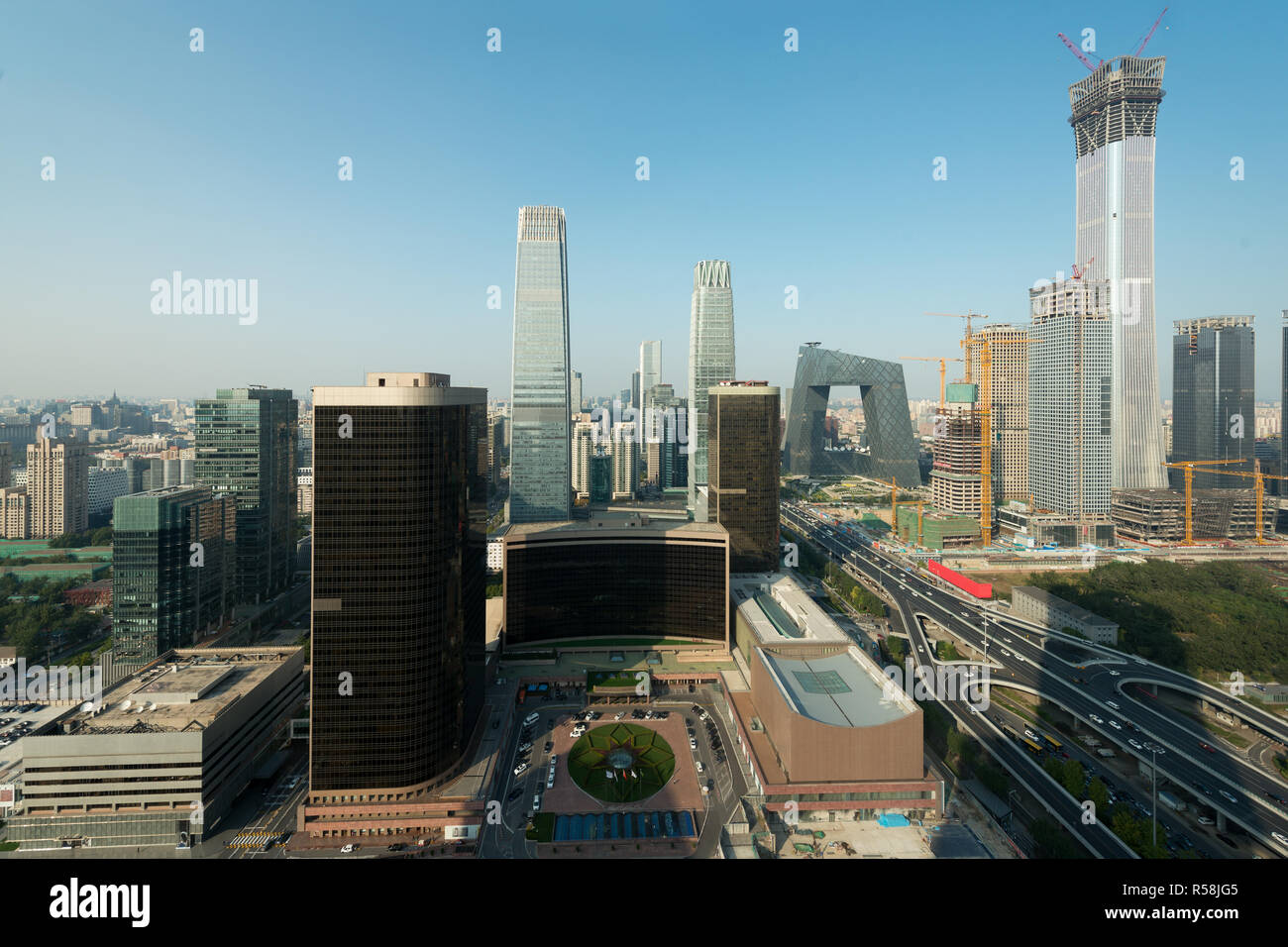 Hohe Betrachtungswinkel von Beijing Central Business District Wolkenkratzer Gebäude bei Sonnenuntergang in Peking, China. Stockfoto