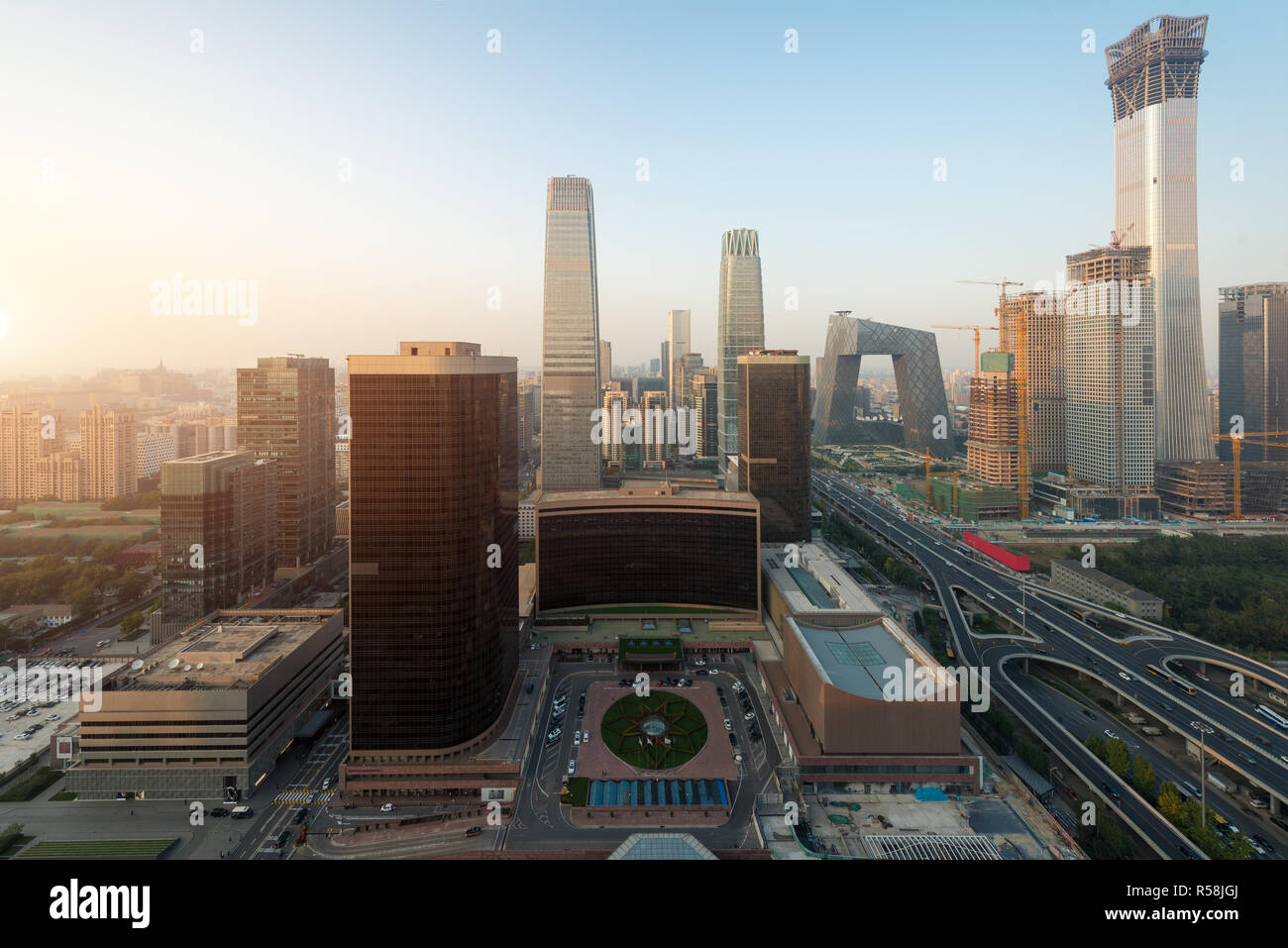 Hohe Betrachtungswinkel von Beijing Central Business District Wolkenkratzer Gebäude bei Sonnenuntergang in Peking, China. Stockfoto