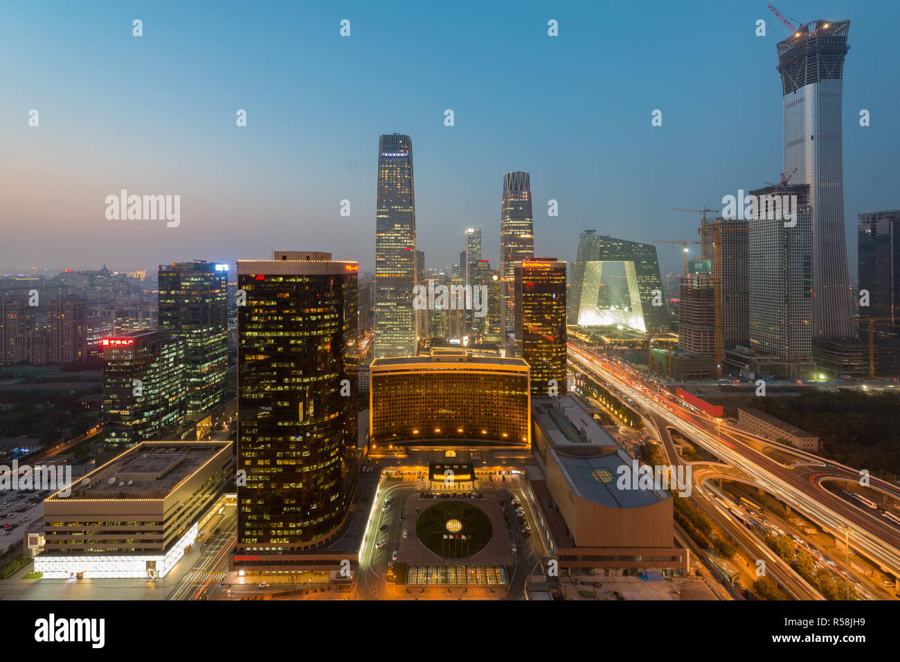 Hohe Betrachtungswinkel von Beijing Central Business District Wolkenkratzer Gebäude bei Nacht in Peking, China. Stockfoto