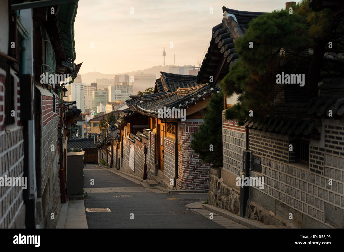 Traditionelle koreanische Architektur Bukchon Hanok Village in Seoul, Südkorea. Stockfoto