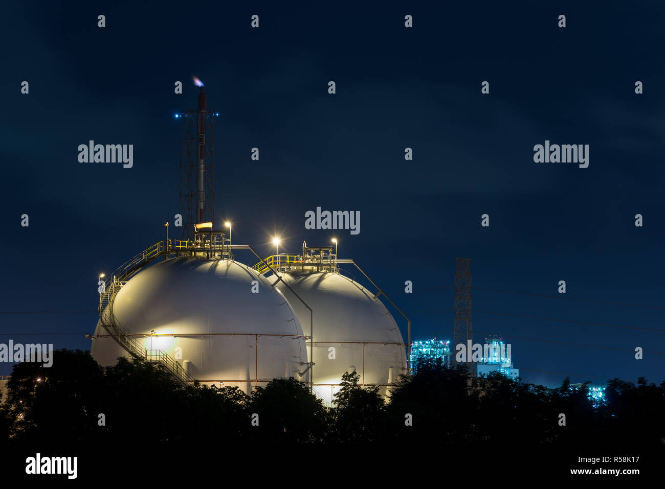 Landschaft des Öl-Raffinerie-Industrie mit Öltank in Nacht. Stockfoto