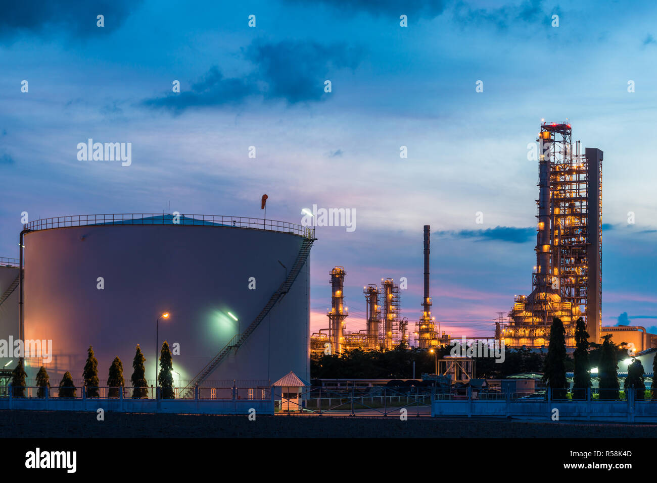 Landschaft des Öl-Raffinerie-Industrie mit Öltank in Nacht. Stockfoto