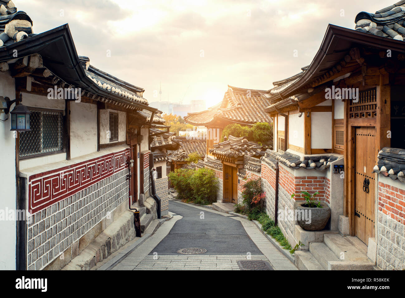 Traditionelle koreanische Architektur Bukchon Hanok Village in Seoul, Südkorea. Stockfoto