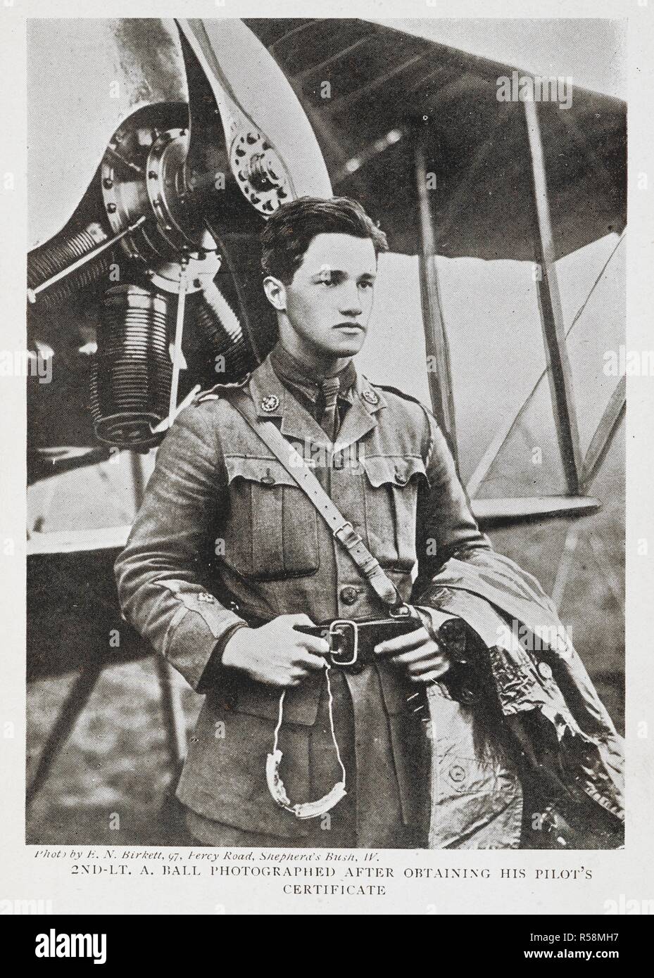 2Nd Lt. A. in der Kugel fotografiert nach Erlangung des Zertifikats seine Pilot'. Ball stand vor einer veralteten Caudron G.3, weithin als Trainer 1915 â € "16 verwendet. Albert Kugel, VC, DSO, MC & zwei Bars (14. August 1896 â € "7. Mai 1917) war ein englischer Jagdflieger im Ersten Weltkrieg. Zum Zeitpunkt seines Todes war er, mit 44 Siegen, des Vereinigten Königreichs führenden Flying Ace. . Kapitän Kugel, V.C.: die Karriere von Flight-Commander Ball, etc. [mit Platten.]. London: Herbert Jenkins, 1918. Quelle: 010815. df.14 Platte gegenüberliegenden Seite 86. Autor: Briscoe, Walter Alwyn. Birkett, E.N. Stockfoto
