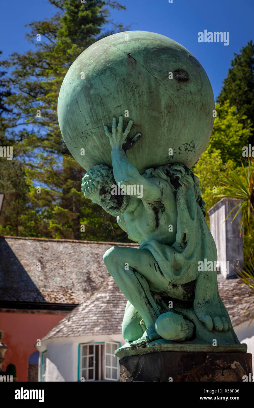 Statue von Atlas der Welt in Portmeirion Italianate Village, Nord Wales Stockfoto