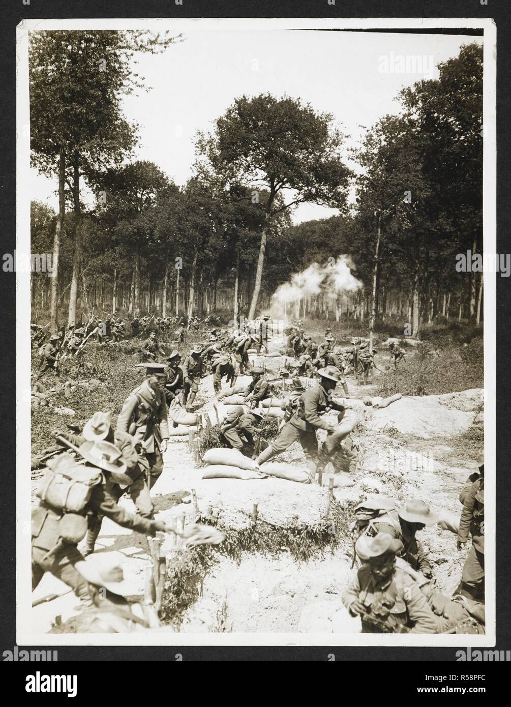 Zweite Zeile der Gurkhas Konsolidierung ein Graben durch die erste Zeile [in der Nähe von Merville, Frankreich], 29. Juli 1915. Aufzeichnung der indischen Armee in Europa während des Ersten Weltkrieges. 20., 29. Juli 1915. Gelatine Silber gedruckt. Quelle: Foto 24 / (163). Autor: Dhaka, H. D. Stockfoto