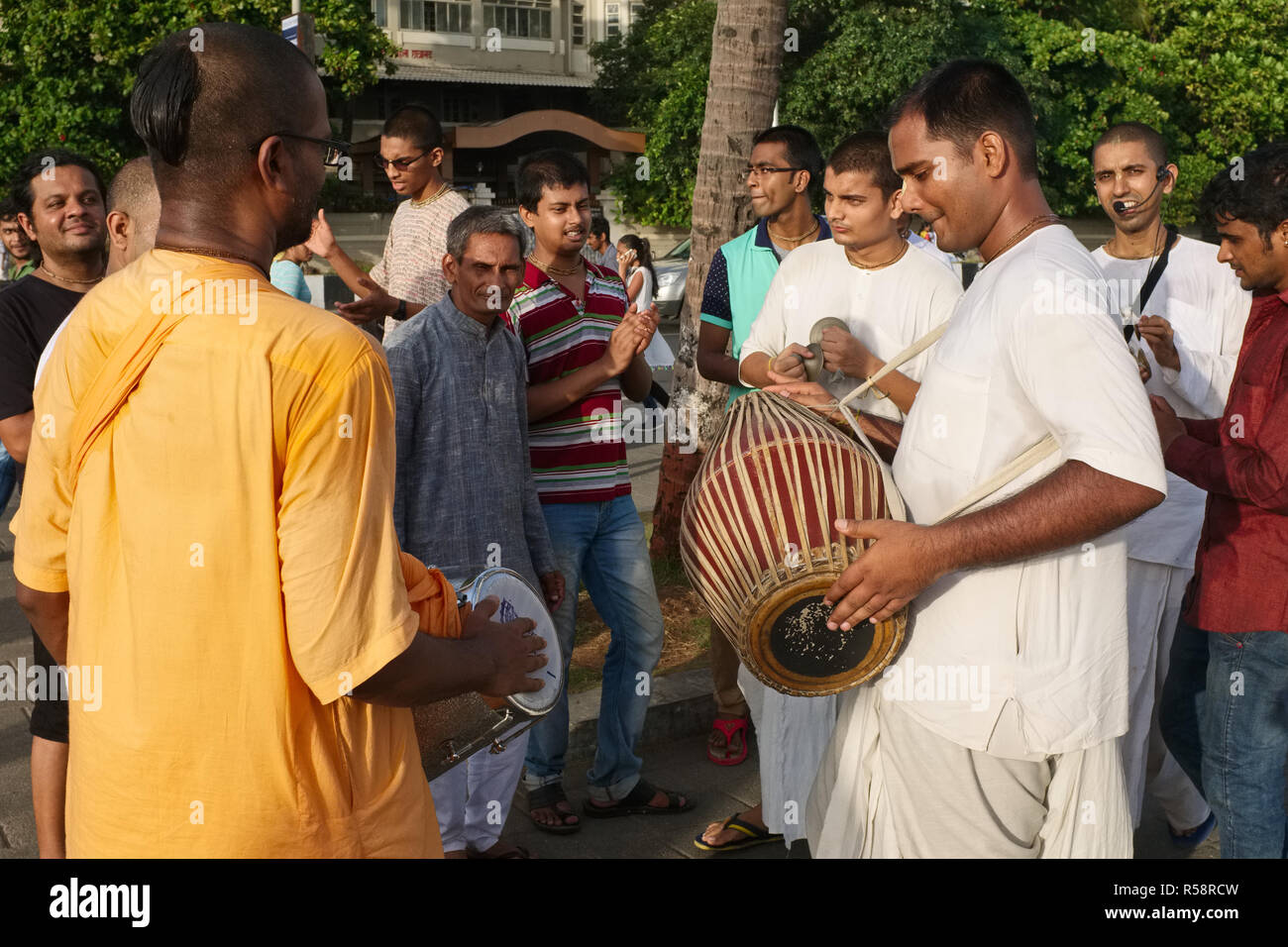 Mitglieder der ISKCON (Internationale Gesellschaft für Krishna Bewusstsein) Gruppe singen und plaing den mahamantra oder Hare Krishna Mantra, Mumbai, Indien Stockfoto