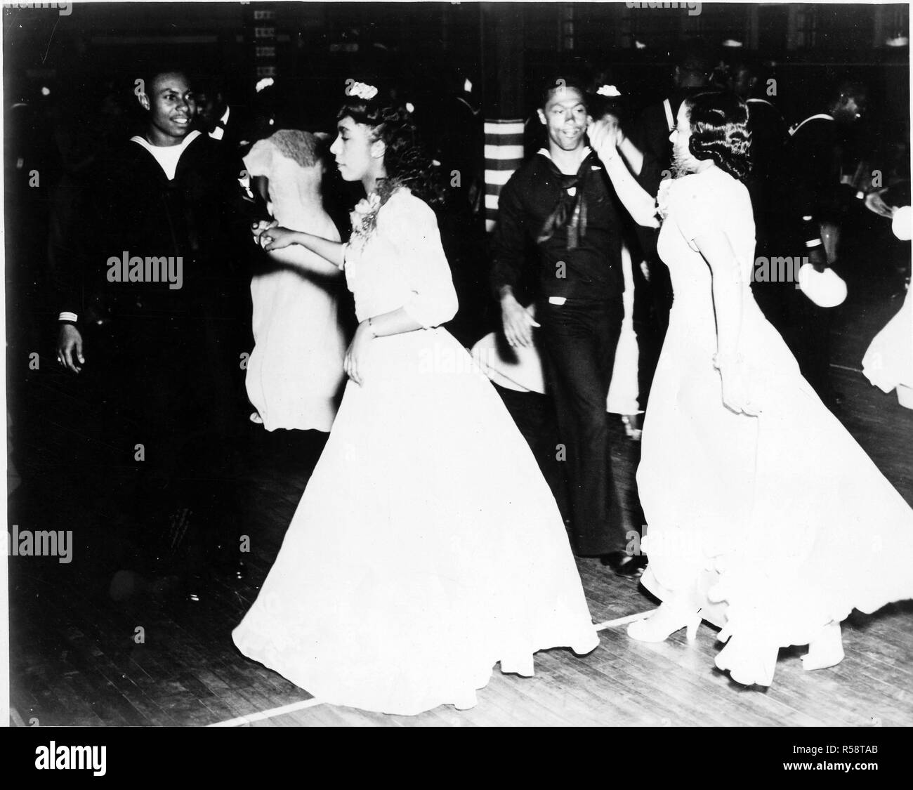 6/30/1943 - Originale Bildunterschrift: 30. Juni 1943 - Tanz an der Grenze Ausgangspunkt für Negro Personal. (Portland, Me) 40 Mädchen aus Boston. Negro Band aus Squantum Naval Station oder Quonset. Stockfoto
