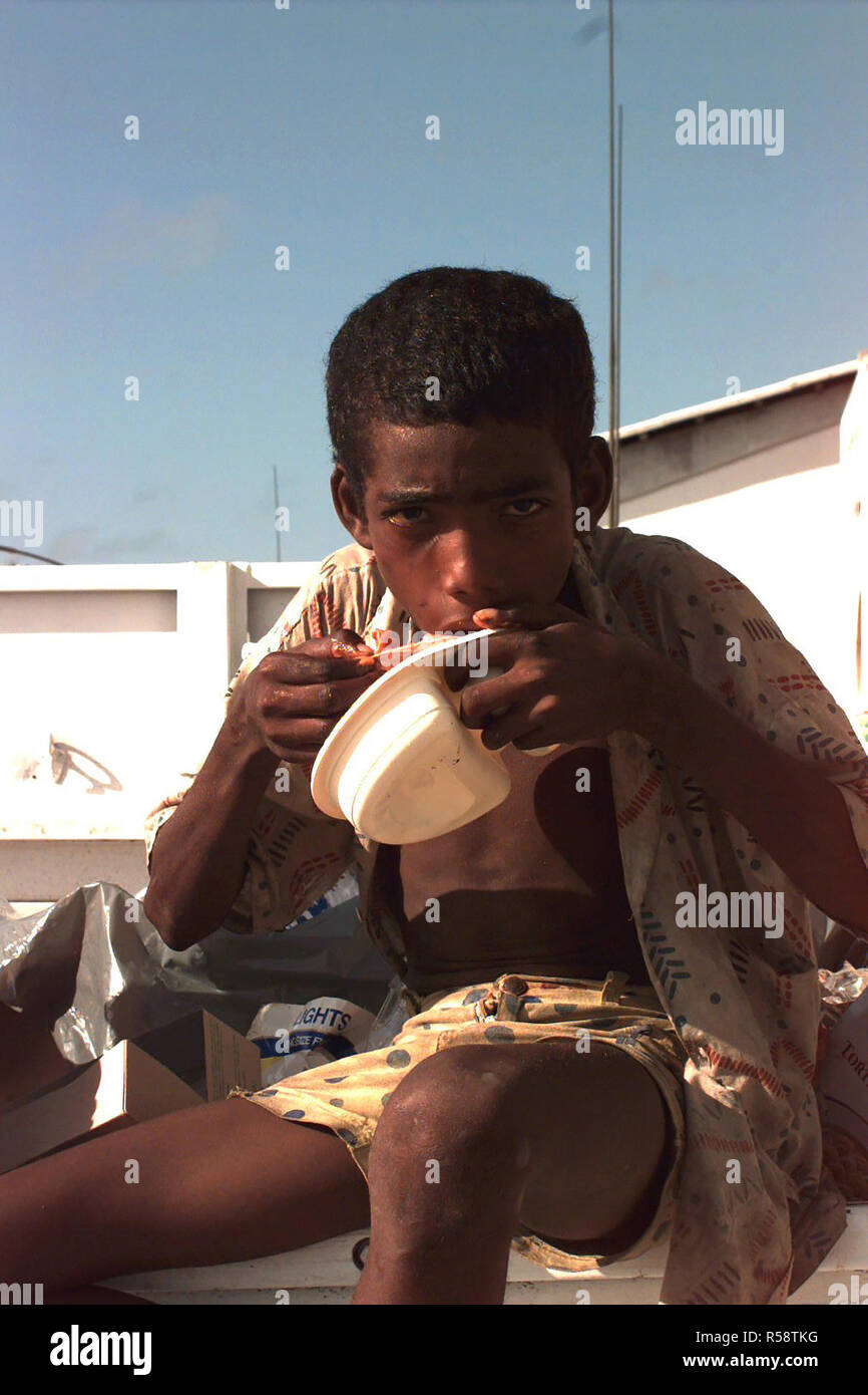 1992 - Eine junge somalische findet weggeworfene Lebensmittel in den Müll an die belgische Armee Compound. Stockfoto