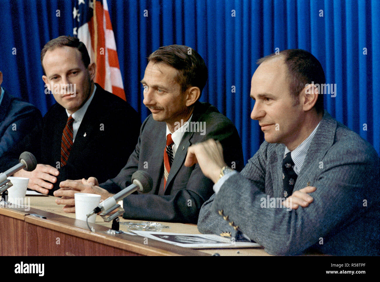 (19 Jan. 1972) --- Prime Besatzungsmitglieder des geplanten zweiten Skylab Mission werden den Medien während einer Pressekonferenz im Januar 1972 bei den bemannte Raumfahrzeuge Center (MSC) eingeführt. Von links nach rechts sind Astronauten Jack R. Lousma, Pilot; Owen K. Garriott, Wissenschaft Pilot, und Alan L. Bean, Commander. Stockfoto