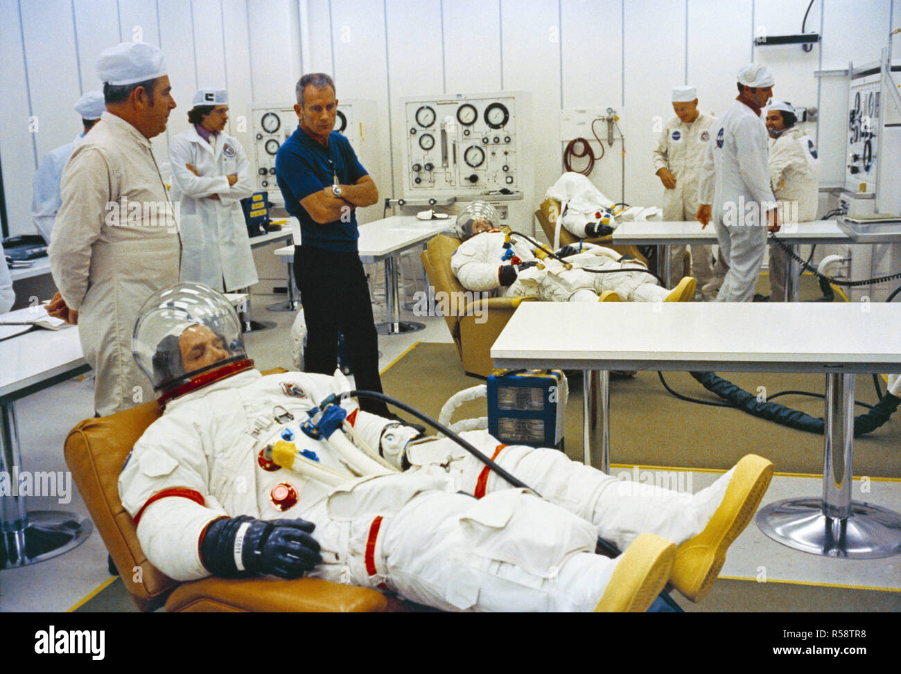 (26 Juli 1971) - - - Die drei Astronauten der Apollo 15 gehen durch passend in das Kennedy Space Center (KSC) bemannte Raumfahrzeuge Betriebsgebäude (MSOB) während der Apollo 15 prelaunch Countdown. Sie sind David R. Scott (Vordergrund), Commander; Alfred M. Nordworden (Mitte), Befehl Modul Pilot; und James B. Irwin (Hintergrund), Lunar Module Pilot. Stockfoto