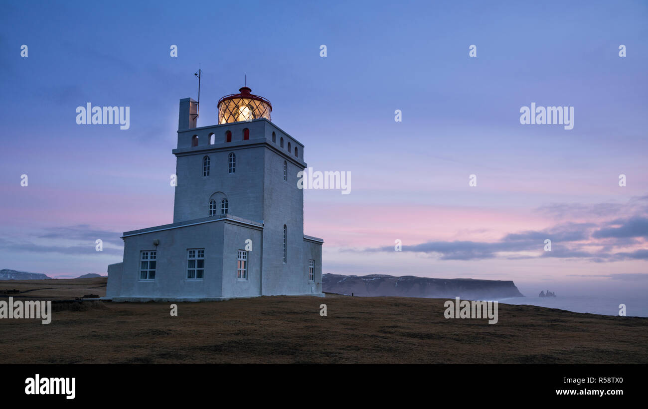 Morgen rot über isländische Leuchtturm an der Südküste, Dyrholaey, Island Stockfoto