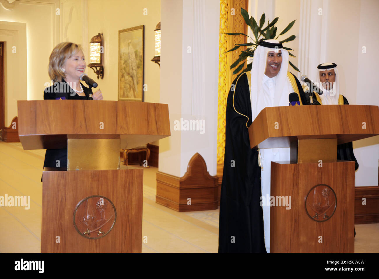 Us-Außenministerin Hillary Rodham Clinton spricht auf einer Presse frei mit Qatar Premierminister/Außenminister Scheich Hamad Bin Jassim Al Thani in Doha, Katar, 14. Februar 2010. Stockfoto