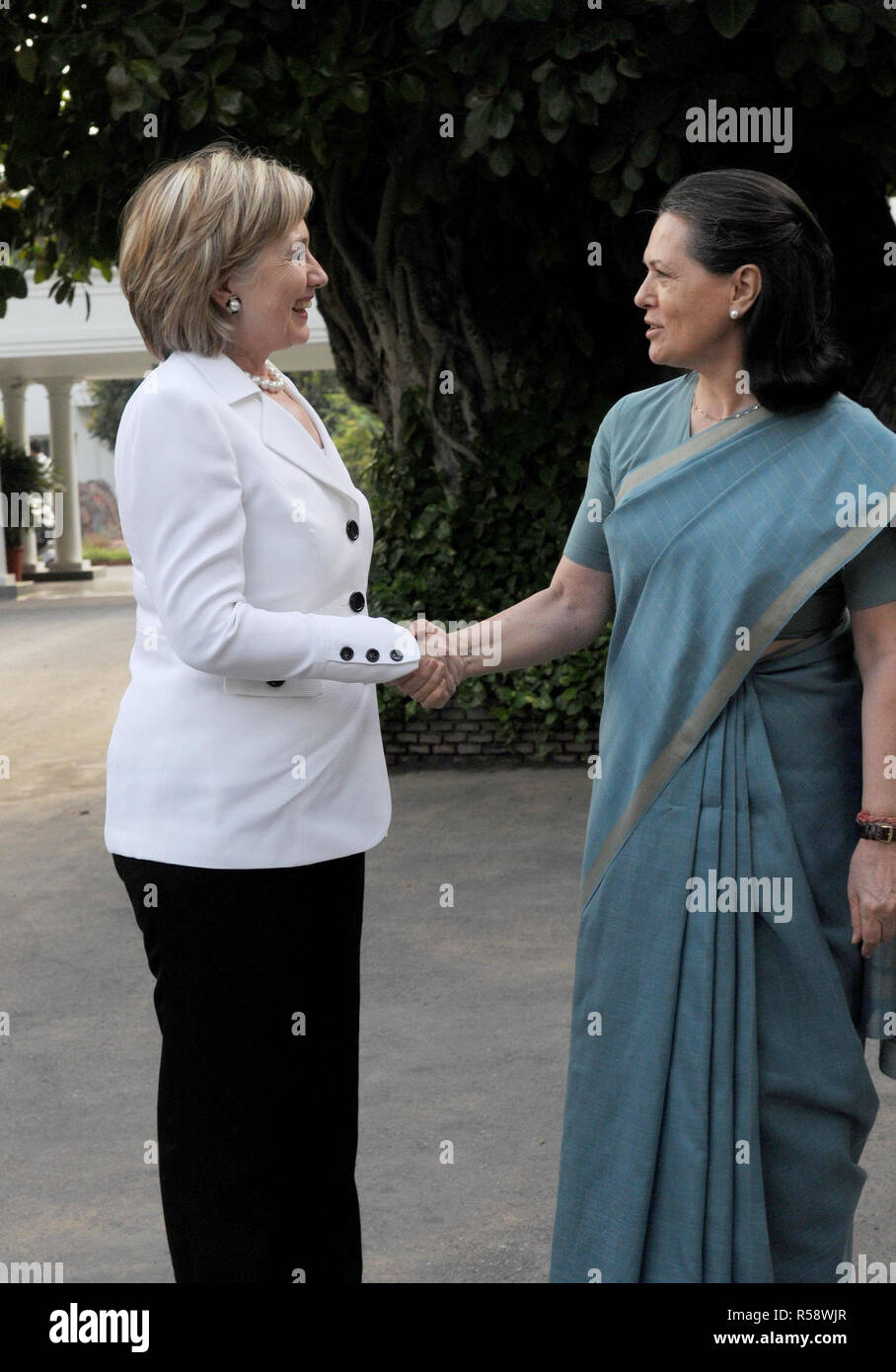 2009 - Präsident der indischen Kongresspartei Sonia Gandhi begrüßt US-Außenministerin Hillary Rodham Clinton zu Ihrem Wohnsitz in Neu Delhi, Indien Stockfoto