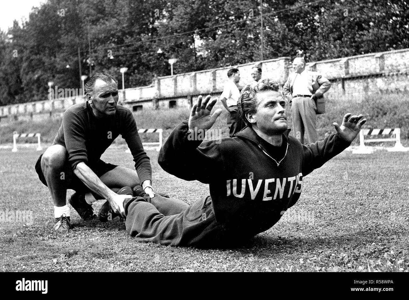 Turin, Campo Combi. Fußballspieler Giampiero Boniperti in Ausbildung bei Juventus in der Saison 1951-52. Stockfoto