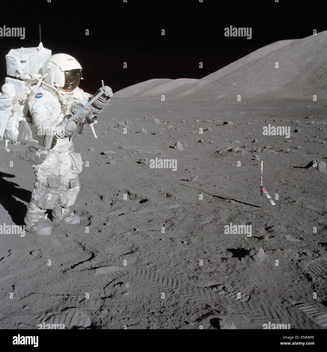 (11 Dez. 1972)------- Wissenschaftler - Astronaut Harrison H. Schmitt sammelt Lunar rake Proben an Station 1 während der ersten Apollo 17 Extra Vehicular Activity (EVA) der Taurus-Littrow Landeplatz. Stockfoto