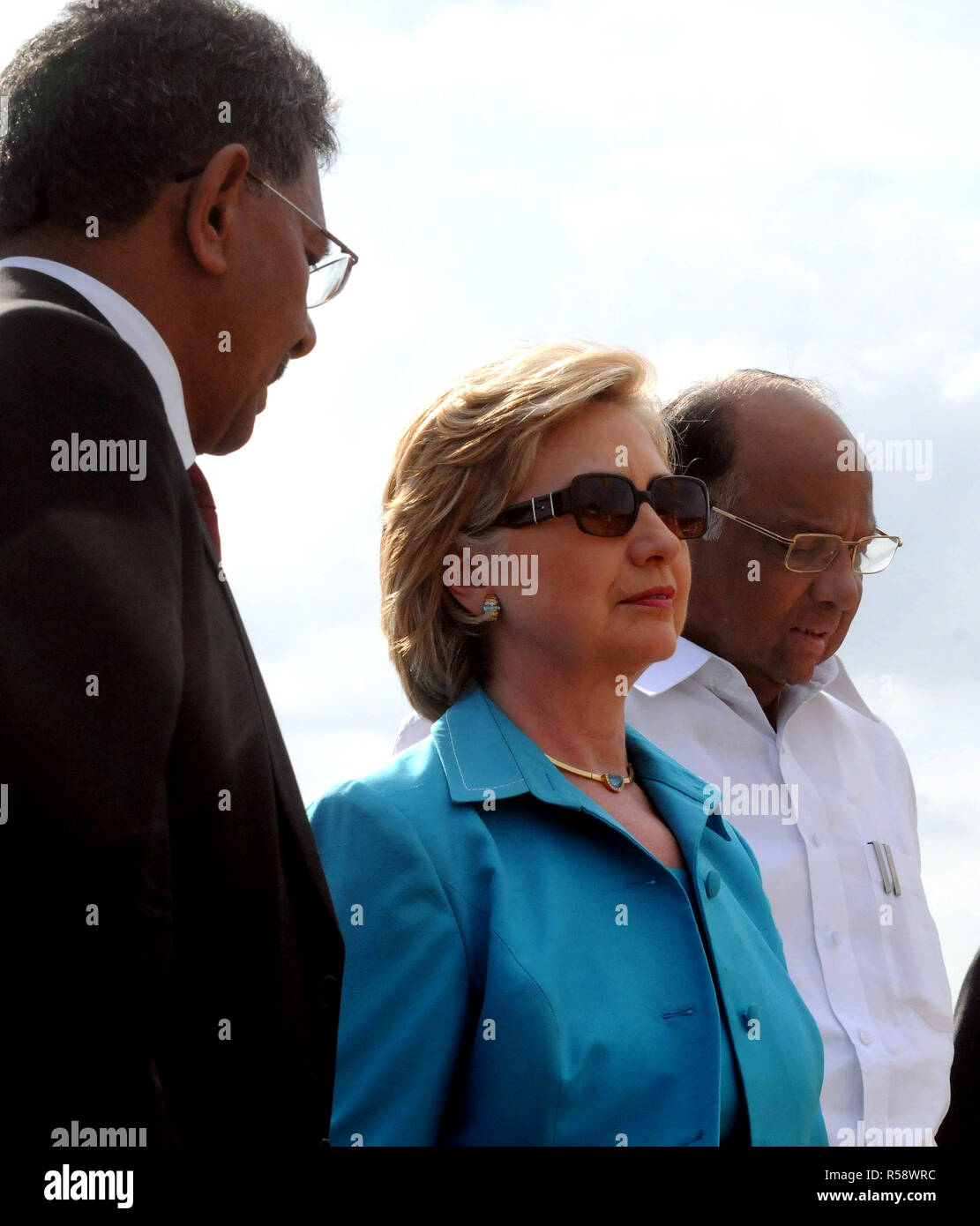 2009 - US-Außenministerin Hillary Rodham Clinton, mit Sharad Pawar, Minister für Landwirtschaft, Verbraucherschutz, Ernährung und öffentliche Verteilung (rechts), und Dr. Mangala Rai, Präsident der Nationalen Akademie der Agrarwissenschaften (links) Stockfoto